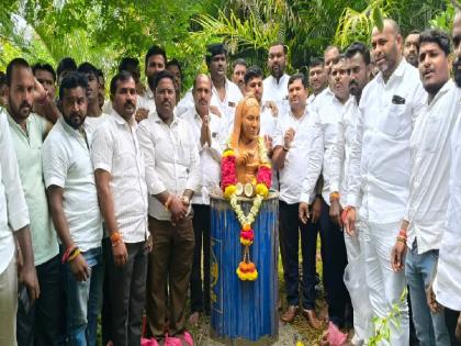 Ahilyadevi Holkar's statue erected in Atpadi at midnight Controversy over the location | Sangli: आटपाडीत अहिल्यादेवी होळकर यांचा पुतळा मध्यरात्री उभारला; जागेवरुन वाद