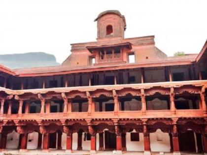 Ahilyadevi Holkar Rangmahal in Chandwad awaits restoration | अहिल्यादेवींचा चांदवडमधील रंगमहाल पुनर्वैभवाच्या प्रतीक्षेतच