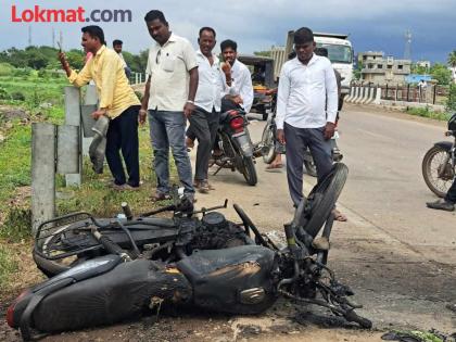 Youth dies one injured after being hit by bike in Ahilyanagar | कठड्यावर धडकून बाईकखाली पाय अडकला अन...; दुचाकी पेटल्याने तरुणाचा दुर्दैवी मृत्यू