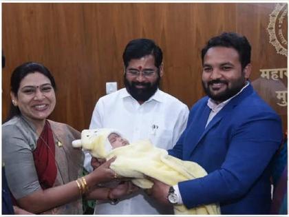 Maharashtra Winter Session 2022 MLA with two and a half month old baby in Vidhan Bhavan appreciated by Chief Minister eknath shinde | Maharashtra Winter Session 2022 : अडीच महिन्यांच्या बाळासह आमदार विधानभवनात, मुख्यमंत्र्यांकडून कौतुक