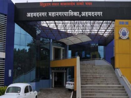 Citizens angry for water; The math was broken at the door of the municipal corporation | पाण्यासाठी नागरिक संतप्त; महापालिकेच्या दारात फोडले माठ