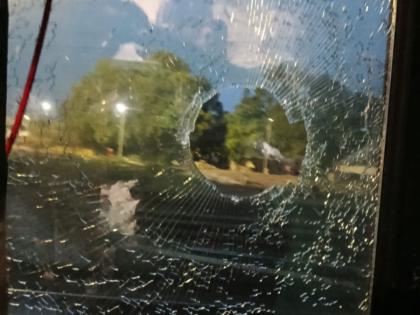 Stone pelting on Ahmedabad Howrah Express, panic among passengers | अहमदाबाद हावडा एक्स्प्रेसवर दगडफेक, प्रवाशांमध्ये दहशत Stone pelting on Ahmedabad Howrah Express, panic among passengers | अहमदाबाद हावडा एक्स्प्रेसवर दगडफेक, प्रवाशांमध्ये दहशत