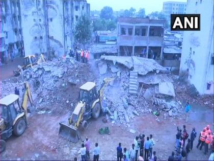 Ahmedabad's Odhav area where a four-storey building collapsed last night. 3 people have been rescued | अहमदाबादमध्ये चार मजली इमारत कोसळली, अनेकजण ढिगाऱ्याखाली अडकल्याची भीती