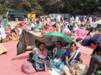 Asha Sevika suffering from heat stroke, no one taking notice of the movement; Food and drink situation of many | आशा सेविकांना उष्माघाताचा त्रास, आंदोलनाची कोणी दखल घेईना; अनेकांचे खाण्यापिण्याचे हाल