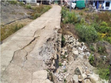 The road leading to Siddhinagar mohalla was damaged | सिद्धीनगर मोहल्ल्यात जाणारा रस्ता खचला