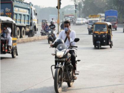 Neither fear of accident nor punishment; Mobile speakers increased while riding a bike | ना अपघाताची भीती ना दंडाची; दुचाकी चालविताना मोबाईलवर बोलणारे वाढले