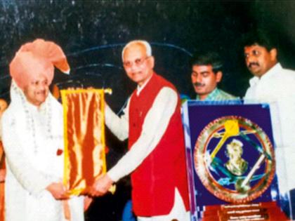 Jayant Narlikar was honored with the Shahu Award | जयंत नारळीकर यांचा शाहू पुरस्काराने झाला होता सन्मान Jayant Narlikar was honored with the Shahu Award | जयंत नारळीकर यांचा शाहू पुरस्काराने झाला होता सन्मान