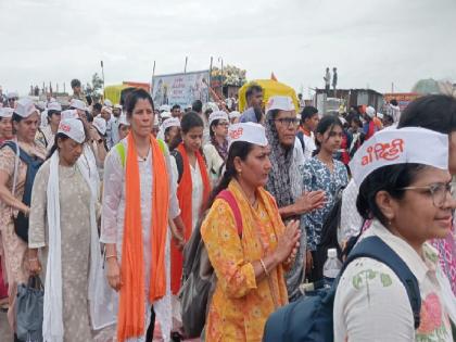 Artificial intelligence has also entered the Pandhari Wari | 'आयटी'वाल्या पोरांची एआय दिंडी , अध्यात्माला विज्ञानाची जोड Artificial intelligence has also entered the Pandhari Wari | 'आयटी'वाल्या पोरांची एआय दिंडी , अध्यात्माला विज्ञानाची जोड