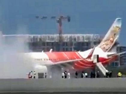 The plane suddenly caught fire as soon as it landed in Delhi | दिल्लीत लँडिंग होताच विमानाला अचानक आग; सर्व प्रवासी व कर्मचारी सुखरूप The plane suddenly caught fire as soon as it landed in Delhi | दिल्लीत लँडिंग होताच विमानाला अचानक आग; सर्व प्रवासी व कर्मचारी सुखरूप