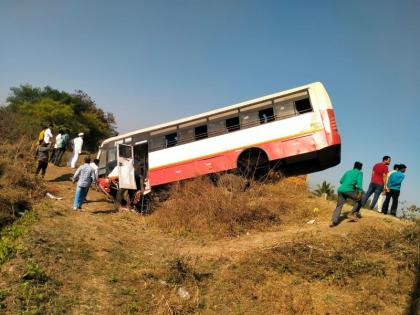 Steering rod breaks bus accident, 35 passengers injured; Incident on bridge near Borgaon Kale | स्टेरिंग रॉड तुटल्याने बसचा अपघात, ३५ प्रवासी जखमी; बोरगाव काळे नजीक पूलावरील घटना