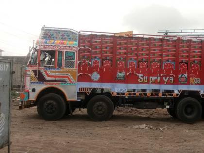 Container driver looted 400 boxes of whiskey worth 20 lakhs | कंटेनर चालकाने लंपास केले २० लाखांच्या व्हिस्कीची ४०० खोकी