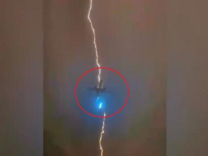 Lightning hits plane 400 passengers in the plane, sudden collapse of electricity; Watch the shocking video… | विमानात 400 प्रवासी, अचानक कोसळली वीज; पाहा थरकाप उडवणारा व्हिडिओ...