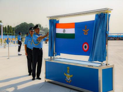 One Year After The Navy, Indian Air Force Unveils New Ensign On Air Force Day | भारतीय हवाई दलाला मिळाला नवा ध्वज! ९१ व्या स्थापना दिनानिमित्त अनावरण