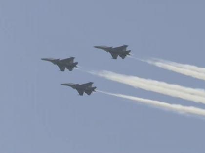 Air Force Aircraft Fly Over Mumbai showers flower petals on hospitals to Thank Covid 19 Warriors kkg | CoronaVirus News: कोरोना योद्ध्यांना सलाम; रुग्णालयांवर हवाई दलाकडून पुष्पवर्षाव