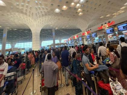 Due to server down at Mumbai airport, queues of passengers have formed | मुंबई विमानतळाचा सर्व्हर डाऊन, काम ठप्प झाल्याने प्रवाशांच्या रांगाच रांगा