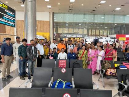 In Pune, Mitraprema made air travel for 42 classmates; A unique get-together | Friendship: पुण्यात मित्रप्रेमानं घडवली ४२ वर्गमित्रांना हवाईसफर; एक अनोखा स्नेहमेळावा