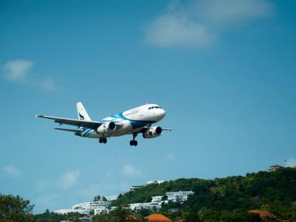 Technical fault in one plane, bomb threat to another! | एका विमानात तांत्रिक दोष, दुसऱ्याला बॉम्बची धमकी! Technical fault in one plane, bomb threat to another! | एका विमानात तांत्रिक दोष, दुसऱ्याला बॉम्बची धमकी!