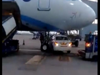 delhi airport; car goes under indigo plane, avoids collision | मोठा अपघात टळला! IndiGo विमानाच्या चाकाखाली आली कार; पाहा Video...