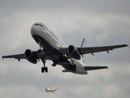 Dead Body in Plane Landing Gear incident happened in America | विमानाच्या 'लॅंडिंग गिअर'मध्ये लपलेल्या व्यक्तीचा मृत्यू; विमानाच्या तपासणीदरम्यान आढळला मृतदेह