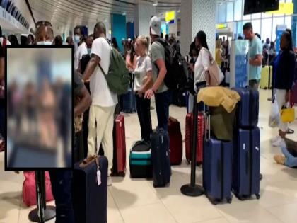 At the airport, a naked woman made a demand | विमानतळावर नग्नावस्थेत महिलेने केली ‘ती’ मागणी...