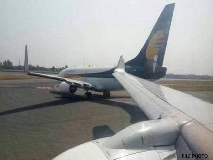 delhi airport, Instructions for simultaneous take-off and landing of two aircraft; A major accident was averted at Delhi airport | एकाचवेळी दोन विमानांना टेक ऑफ आणि लँडिंगचे निर्देश; दिल्ली विमानतळावर मोठा अपघात टळला