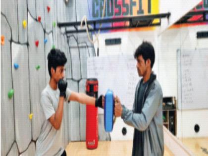 Mumbaikar youth sets world record in boxing; Hit 434 straight punches in one minute | मुंबईकर तरुणाने केला बॉक्सिंगमध्ये विश्वविक्रम; एका मिनिटात मारले ४३४ स्ट्रेट पंच