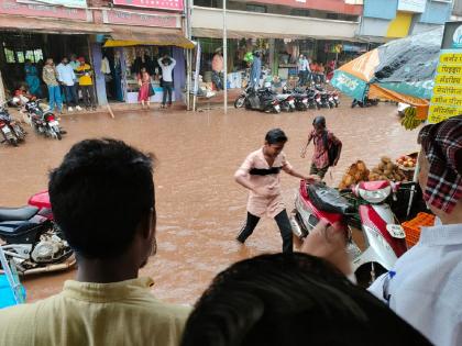 Heavy rains in Ajara taluka Kolhapur district, disruption of home Ganpati immersion | Rain in kolhapur: आजऱ्यात अतिवृष्टी, घरगुती गणपती विसर्जनात व्यत्यय