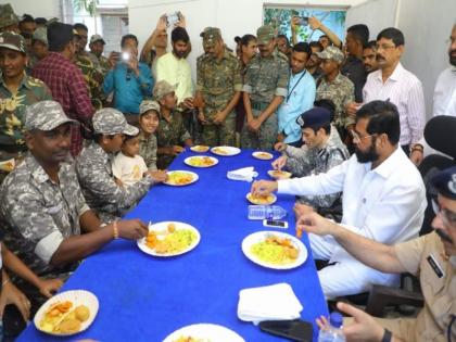 CM Eknath Shinde celebrated Diwali with policemen in a remote area in Gadchiroli | गडचिरोलीमधील अतिदुर्गम भागात पोलीस जवानांसोबत एकनाथ शिंदेंनी साजरी केली दिवाळी