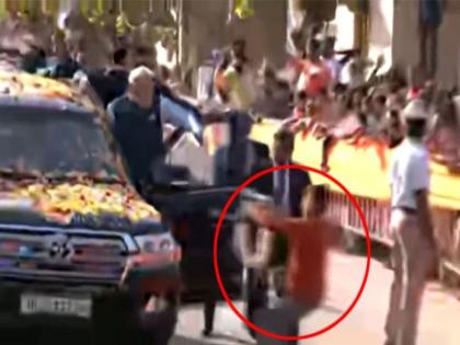 The youth breached the Prime Minister's Narendra Modi security with a garland in his hand | हाती हार घेऊन युवकाने भेदली पंतप्रधानांची सुरक्षा; कमांडाेंनी राेखले, नंतर स्वीकारला हार