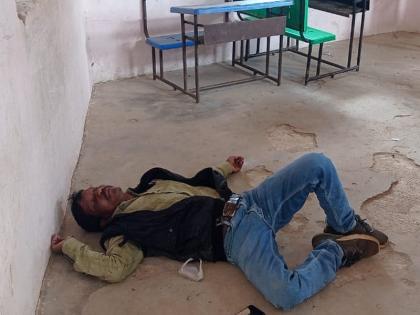 An incident has taken place in a school at Nimba in Gondia where teacher slept while drinking alcohol An incident has taken place in a school at Nimba in Gondia where teacher slept while drinking alcohol | दारू पिऊन वर्ग खोलीतच झोपला शिक्षक; कारवाई होतेय मागणी, शिक्षण क्षेत्रात एकच खळबळ