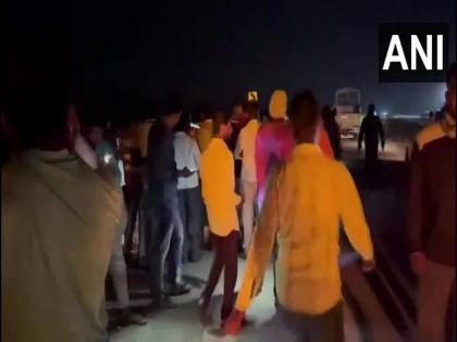 A speeding car crushed seven people in Dindi | भरधाव कारने दिंडीतील सात वारकऱ्यांना चिरडले; कार्तिकी वारीसाठी जाताना अपघात