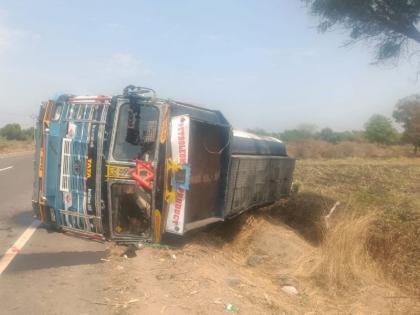 A petrol truck overturned while trying to save a two-wheeler; The driver was seriously injured | दुचाकीला वाचविण्याच्या नादात पेट्रोलचा ट्रक उलटला; चालक गंभीर जखमी