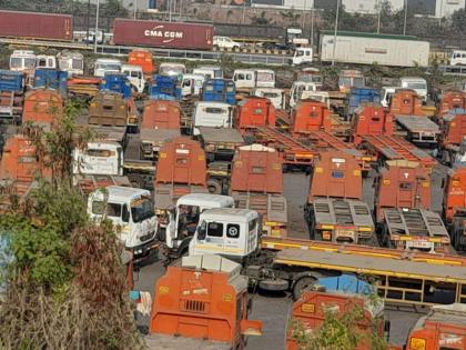 Thousands of motorists blocked the road against the central government law in uran | केंद्र सरकारच्या कायद्याविरोधात हजारो वाहनचालकांचा रास्तारोको; जेएनपीए परिसरातील रस्त्यांवर शुकशुकाट 