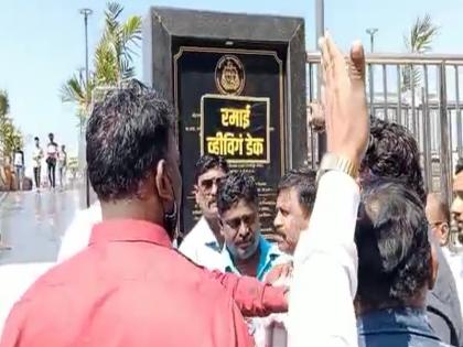 Vnachit Bahujan Aghadi office bearers today made a proclamation against the Maharashtra government at Chaityabhoomi | आदित्य ठाकरे यांच्या विरोधात वंचित बहुजन आघाडीच्या पदाधिकाऱ्यांची चैत्यभूमीवर घोषणाबाजी