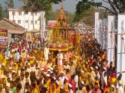 Arrival of Balumama Rathotsava in the presence of thousands of devotees at Adamapur | आदमापूरध्ये हजारो भाविकांच्या उपस्थित बाळूमामांचा रथोत्सवाचे आगमन