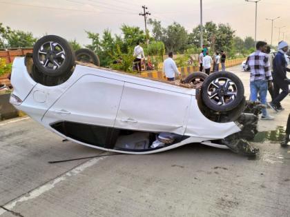 A speeding passenger car overturned after a tire burst in Khamgaon. But luckily the driver survived. | देव तारी त्याला कोण मारी; एअरबॅग उघडल्याने बचावला चालक, खामगावमधील घटना