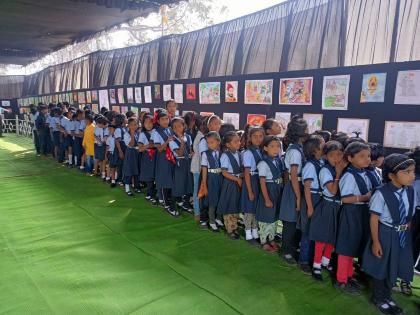 Students were overwhelmed to see Shiv Smriti picture-rangoli | शिवस्मृती चित्र-रांगोळी पाहून विद्यार्थी भारावले