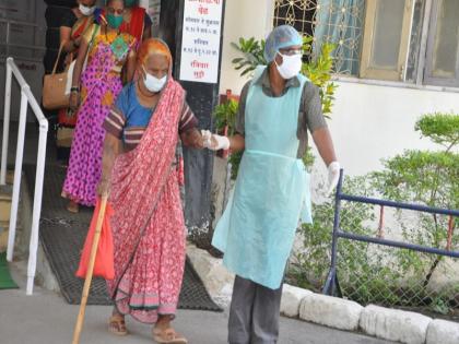 The 85-year-old grandmother died in Corona; Discharge received from the town's Booth Hospital | ८५ वर्षांच्या आजीबाई झाल्या कोरोनातून ब-या; नगरच्या बूथ हॉस्पीटलमधून मिळाला डिस्चार्ज