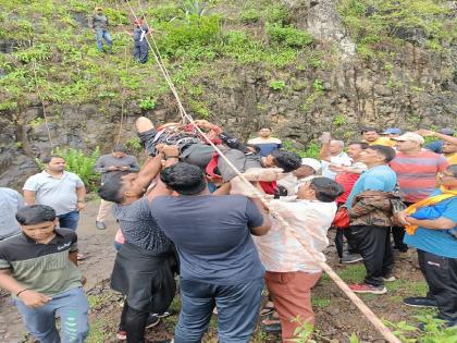 The old man slipped from the Ajinkyatara fort in Satara and fell into a ravine two hundred feet | सातारा: अजिंक्यतारा किल्ल्यावरून पाय घसरून वृद्ध दरीत पडला, १४ तासांहून अधिक वेळाने बाहेर काढले; अन्