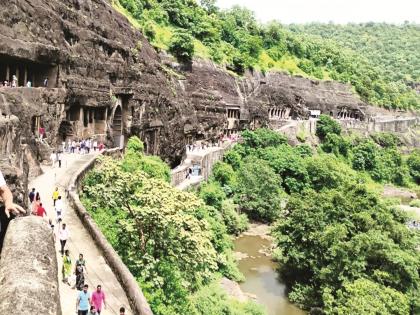 Bad roads, lack of guides attract tourists to Ajanta caves; Visits exceed 5,000 on Sunday | खराब रस्ता, गाईडचा अभाव तरी पर्यटकांचा अजिंठा लेणीकडे ओढा; रविवारी ५ हजारांवर भेटी