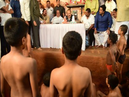 Deputy Chief Minister Ajit Pawar interacted with wrestlers in Kolhapur | थंडाई अन् गदा, पैलवानांनी अनुभवले मिश्कील अजितदादा