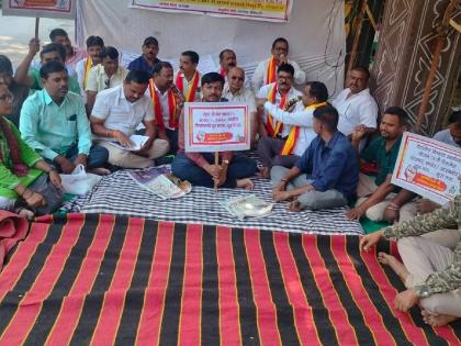 Indefinite hunger strike of ST employees; | एसटी कर्मचाऱ्यांचे बेमुदत उपोषण;