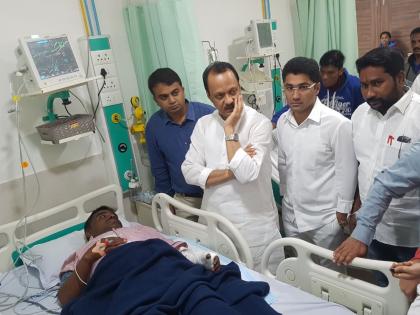 नगरमधील हॉस्पिटलमध्ये जाऊन जखमींची विचारपूस करताना अजित पवार 