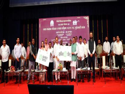 Don't vote for those who are wearing flexi, whether it's Devabhau's or Ajit's; What exactly did Ajit Pawar say? | देवाभाऊचा, दादांचा किंवा कोणाचाही असो,फ्लेक्स लावणाऱ्यांना मतदान करू नका; अजित पवारांचा स्पष्ट सल्ला Don't vote for those who are wearing flexi, whether it's Devabhau's or Ajit's; What exactly did Ajit Pawar say? | देवाभाऊचा, दादांचा किंवा कोणाचाही असो,फ्लेक्स लावणाऱ्यांना मतदान करू नका; अजित पवारांचा स्पष्ट सल्ला