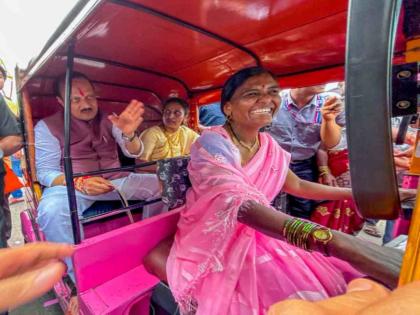 Deputy Chief Minister Ajit Pawar traveled in a pink rickshaw | "पुरुषांपेक्षा महिला स्मूथ रिक्षा चालवतात"; पिंपरीत अजितदादांचा पिंक रिक्षामधून प्रवास