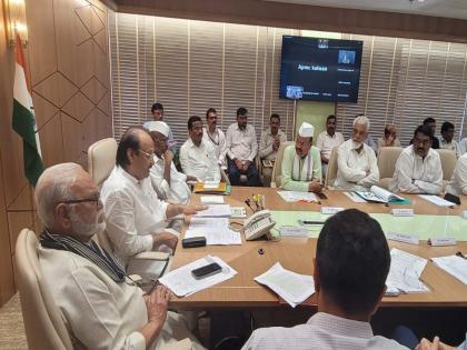 Ajit Pawar called the Union Minister from the meeting on the question of onion traders | कांदा व्यापाऱ्यांच्या प्रश्नी अजित पवारांचा बैठकीतूनच केंद्रीय मंत्र्यांना फोन