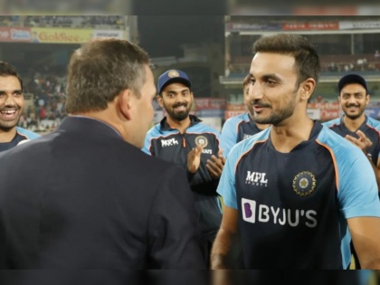 IND vs NZ, 2nd T20I Live Updates : Rahul Dravid has started the culture again by giving the India cap to youngsters by an former Indian player, Sunil Gavaskar confirmed | IND vs NZ, 2nd T20I Live Updates : शास्त्री-कोहली जोडीनं खंडीत केलेली परंपरा राहुल द्रविडनं पुन्हा सुरू केली; सुनील गावस्करांनी केलं कौतुक, Video 