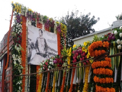 Ajit Wadekar Funeral Last Journey of Legendary India Captain Ajit Wadekar in Mumbai | Ajit Wadekar Funeral भारताचे माजी कर्णधार अजित वाडेकर अनंतात विलीन