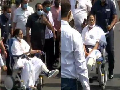 The mathematics of Mamata's votes behind the Hindu incarnation; Wheelchair campaign in Purulia | हिंदू अवतारामागे ममतांचे मतांचे गणित; पुरुलियात व्हीलचेअरवरून प्रचारसभा