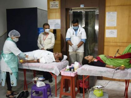 Rajesh Tope and NCP leader Supriya Sule donated blood at Yashwantrao Chavan Pratishthan today | राजेश टोपे अन् सुप्रिया सुळेंनी केलं रक्तदान; नागरिकांनाही केलं आवाहन